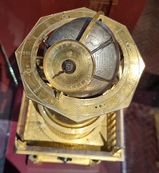 Die Uhr von oben Die Uhr von oben