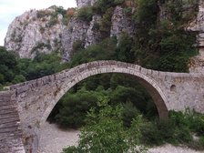 Steinbrücke vor Kipi