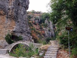 Steinbrücke vor Kipi