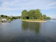 Die Siegmündung ist rechts zu sehen