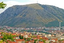 Aussicht auf das Kreuz auf dem Berg und die monströse Kirche