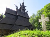 Stabkirche und Kreuz