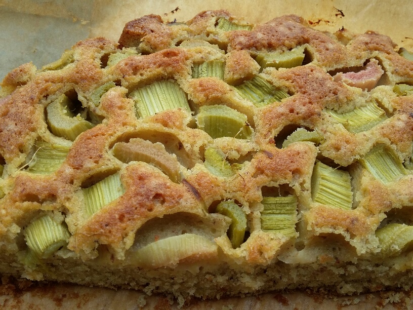 Rhabarber-Nuß-Eierlikör-Kuchen Rhabarber-Nuß-Eierlikör-Kuchen