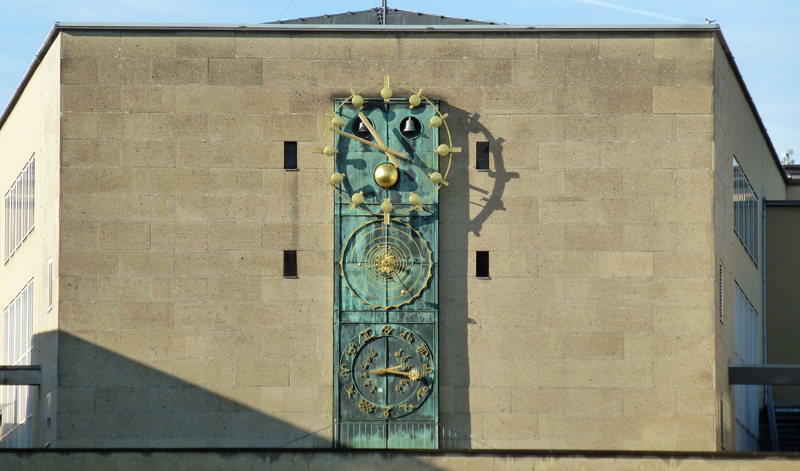 Die ganze Uhr am Uni-Gebäude