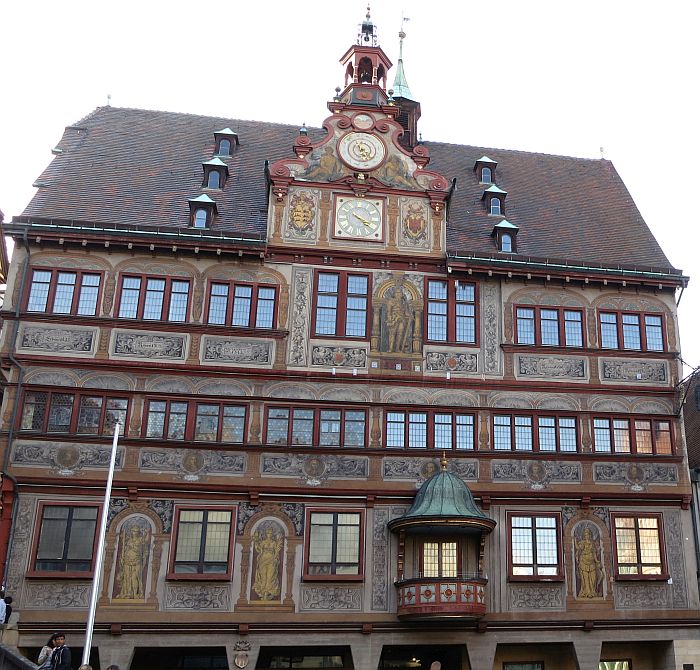 Das ganze Rathaus.