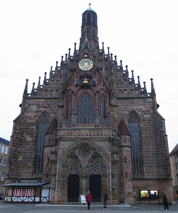 Die Kirche mit der Uhr an einem anderen Tag und einer anderen Mondphase.